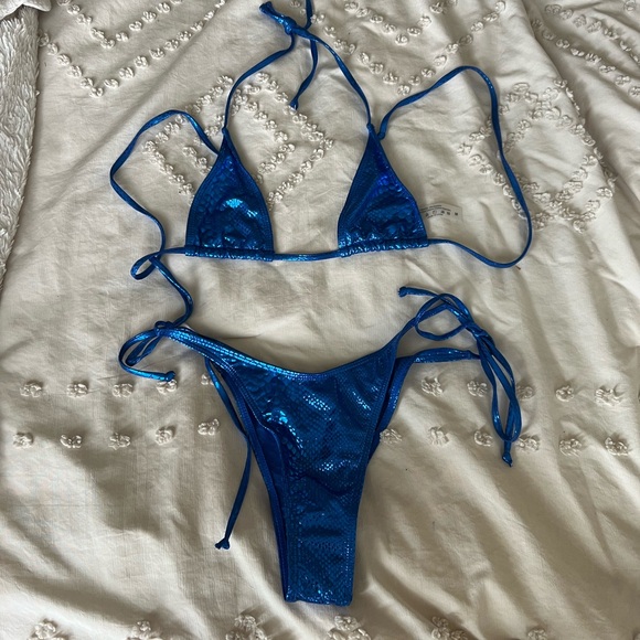 Bikini - Picture 1 of 5